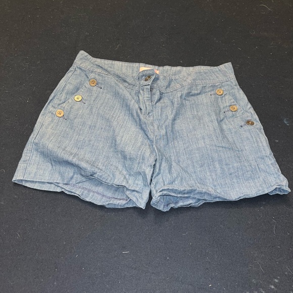 Light wash shorts with buttons - Picture 1 of 3